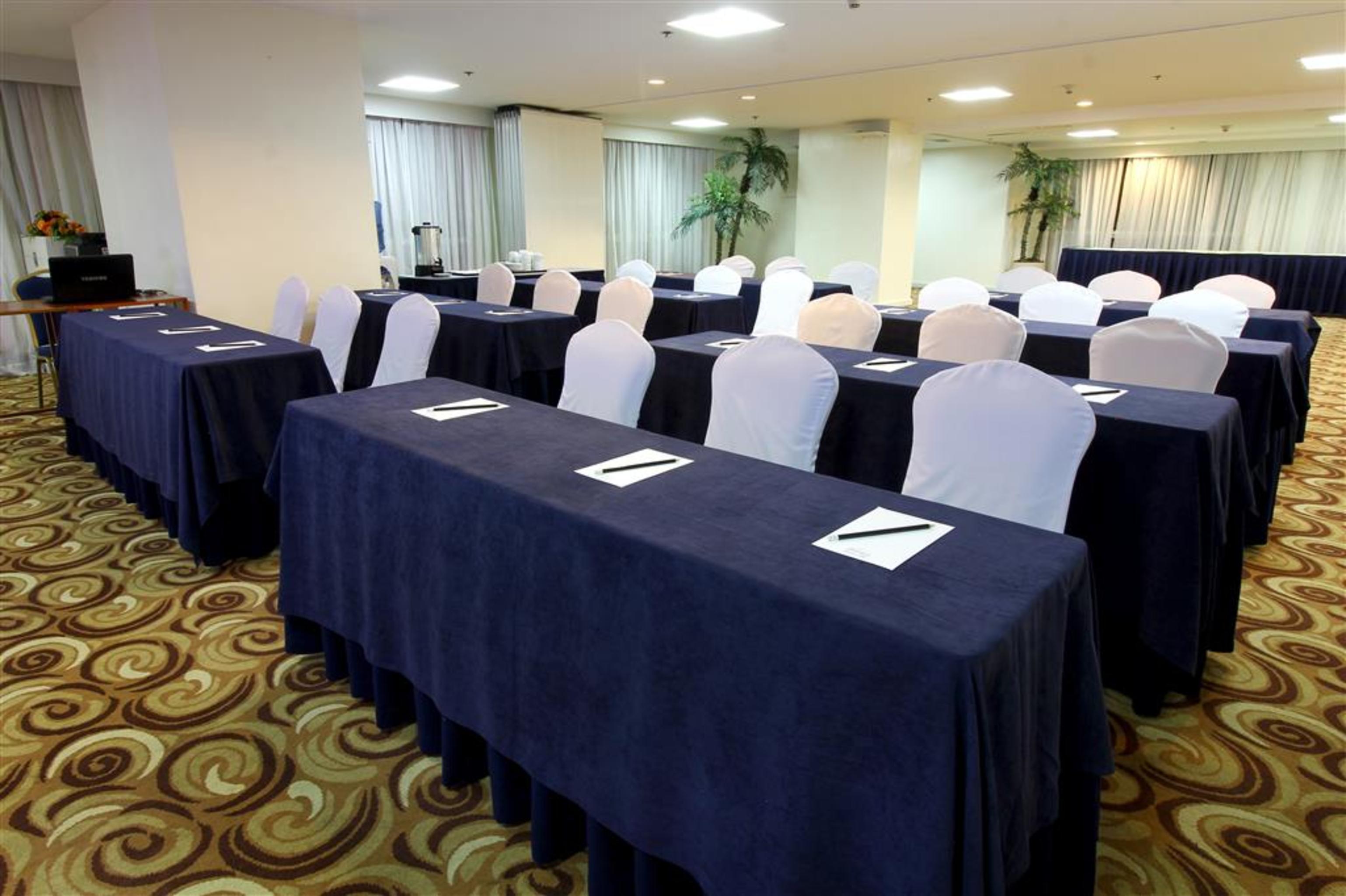 Oxford Suites Makati Makati City Exterior photo