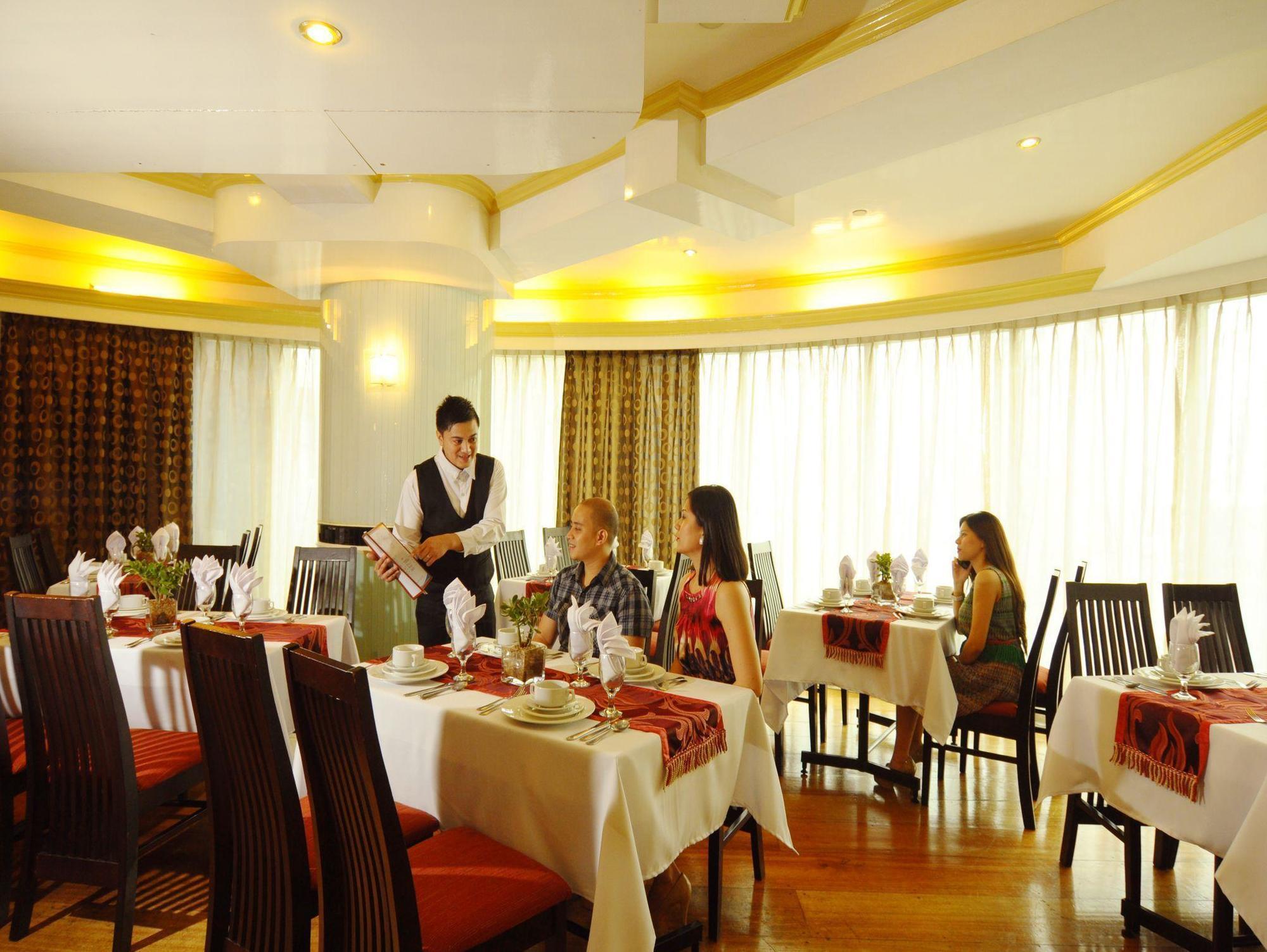 Oxford Suites Makati Makati City Exterior photo