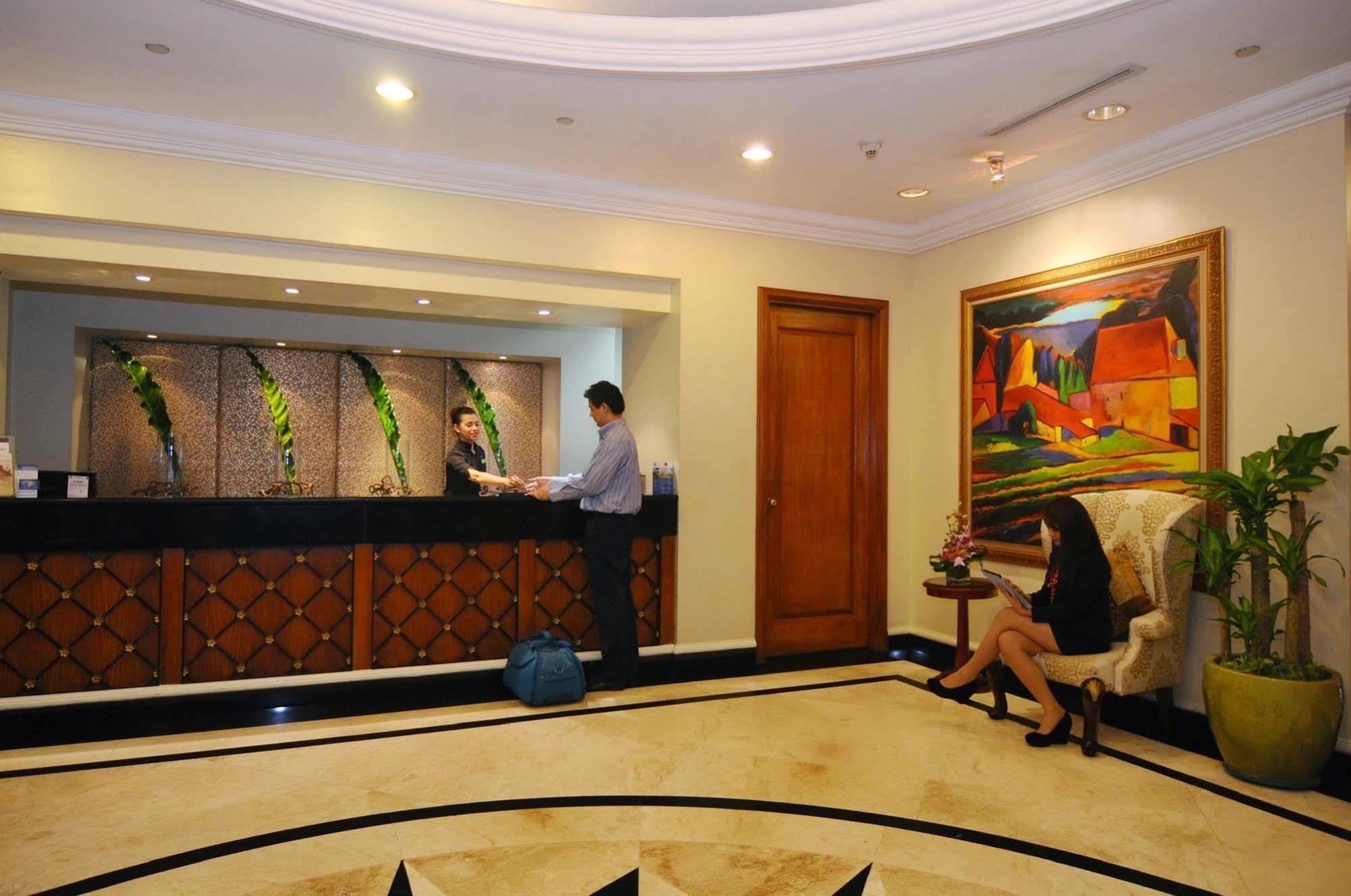 Oxford Suites Makati Makati City Exterior photo