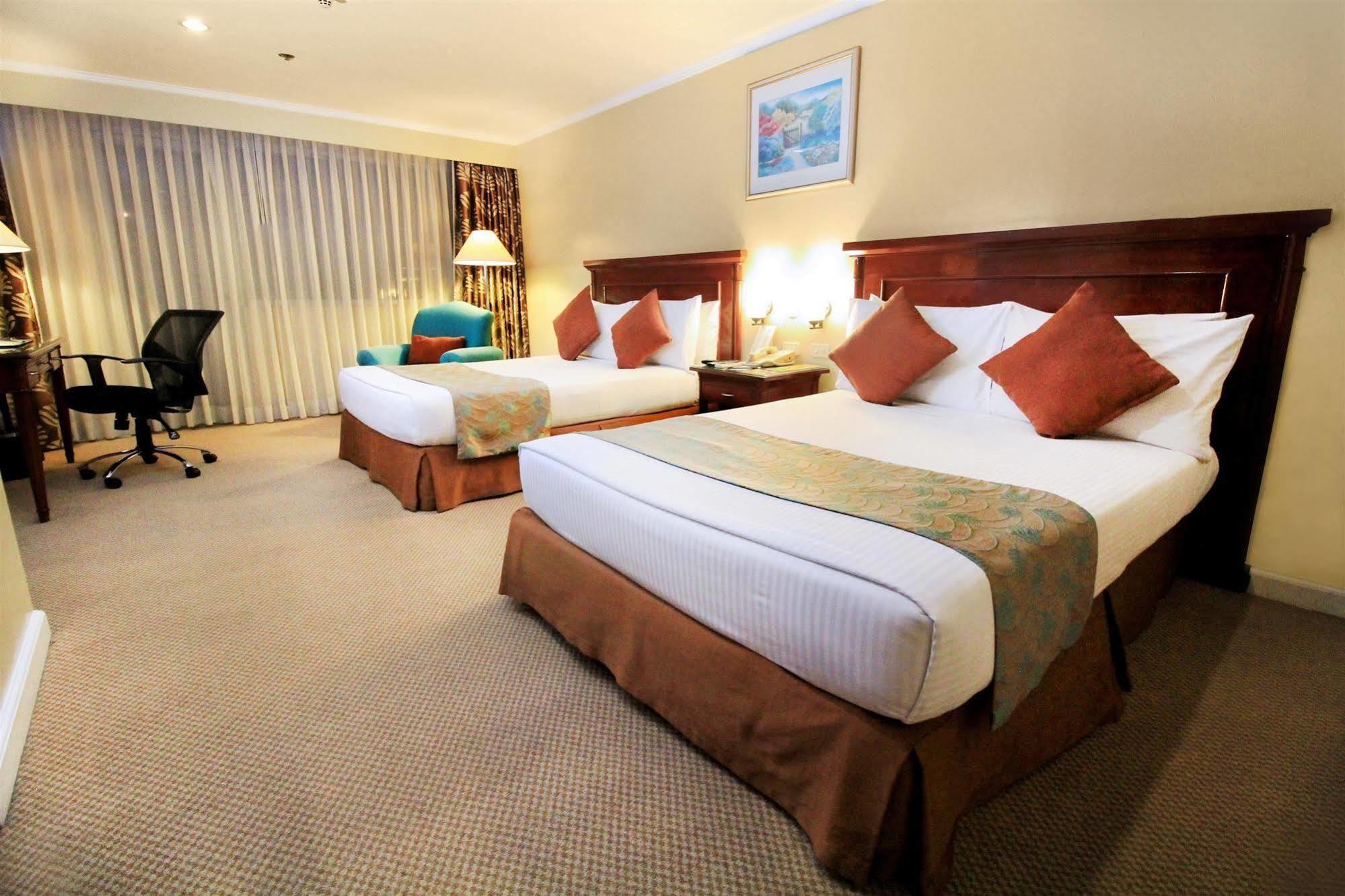 Oxford Suites Makati Makati City Exterior photo