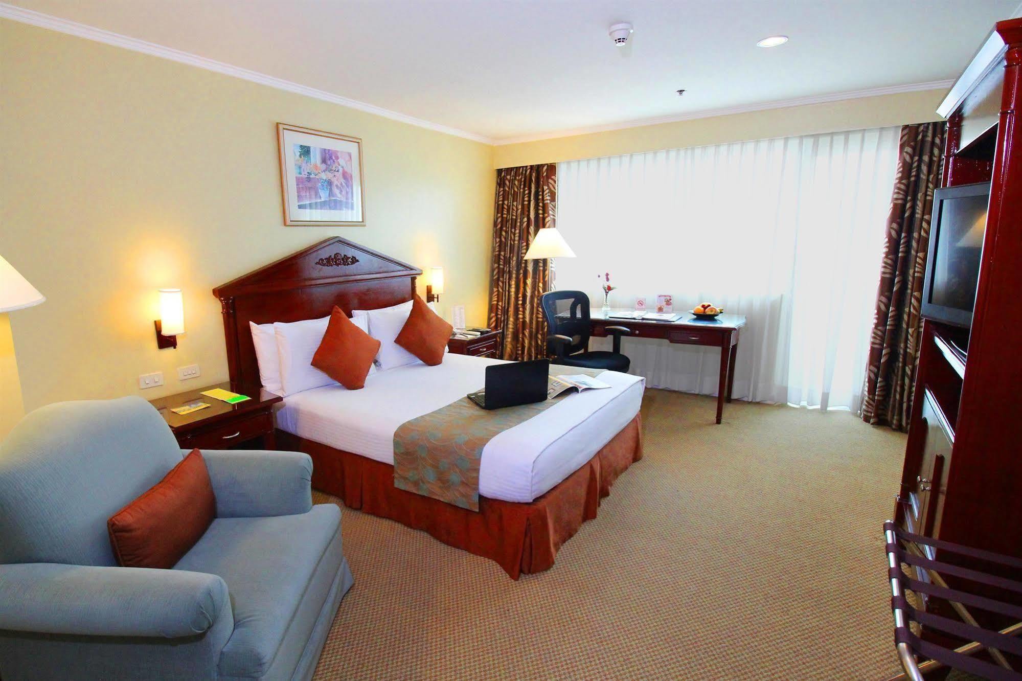 Oxford Suites Makati Makati City Exterior photo