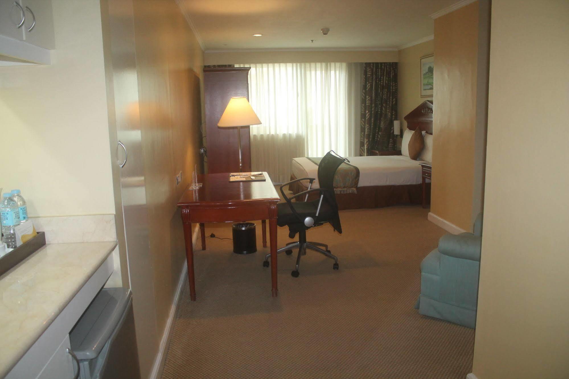 Oxford Suites Makati Makati City Exterior photo