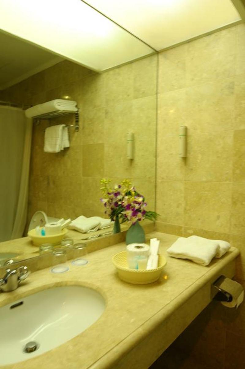 Oxford Suites Makati Makati City Exterior photo
